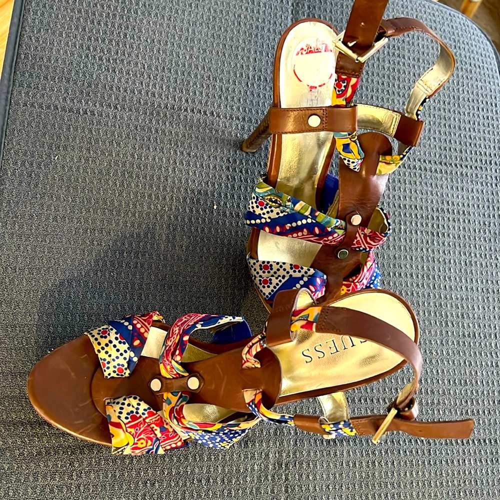 Guess size 8-  5 inch heel